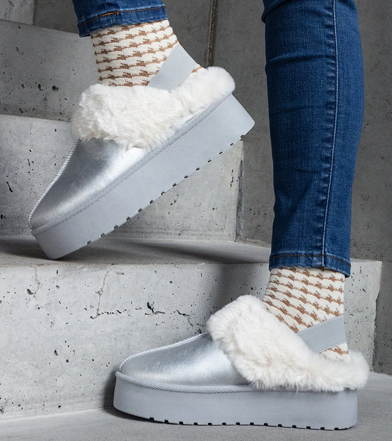 Srebrne kapcie na platformie z futerkiem z gumką Asza