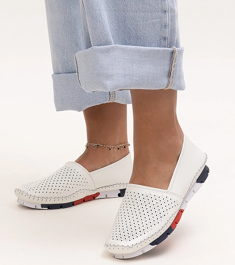 Białe ażurowe skórzane półbuty Wendela