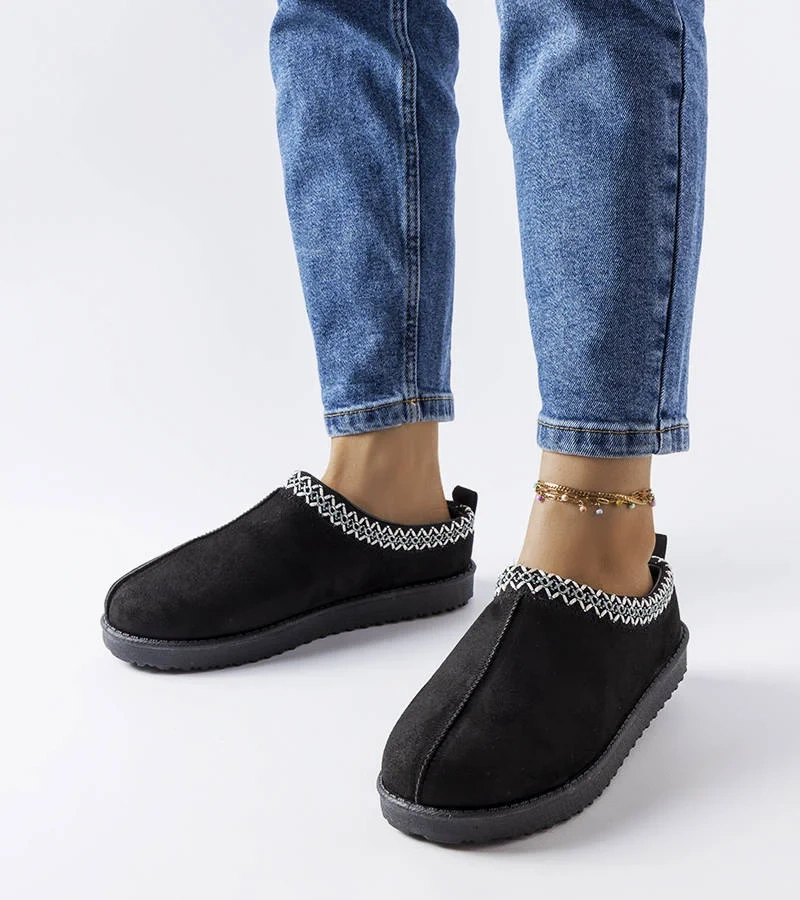 Czarne ocieplane kapcie zdobione haftem Dudi