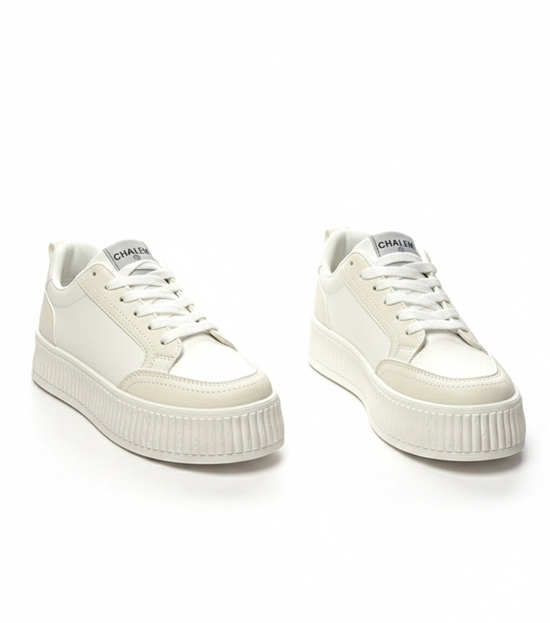 Białe sneakersy na platformie Solange