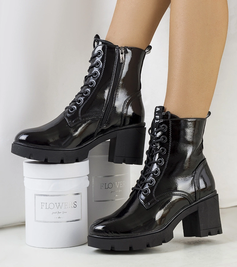 Czarne lakierowane botki na obcasie Clemati