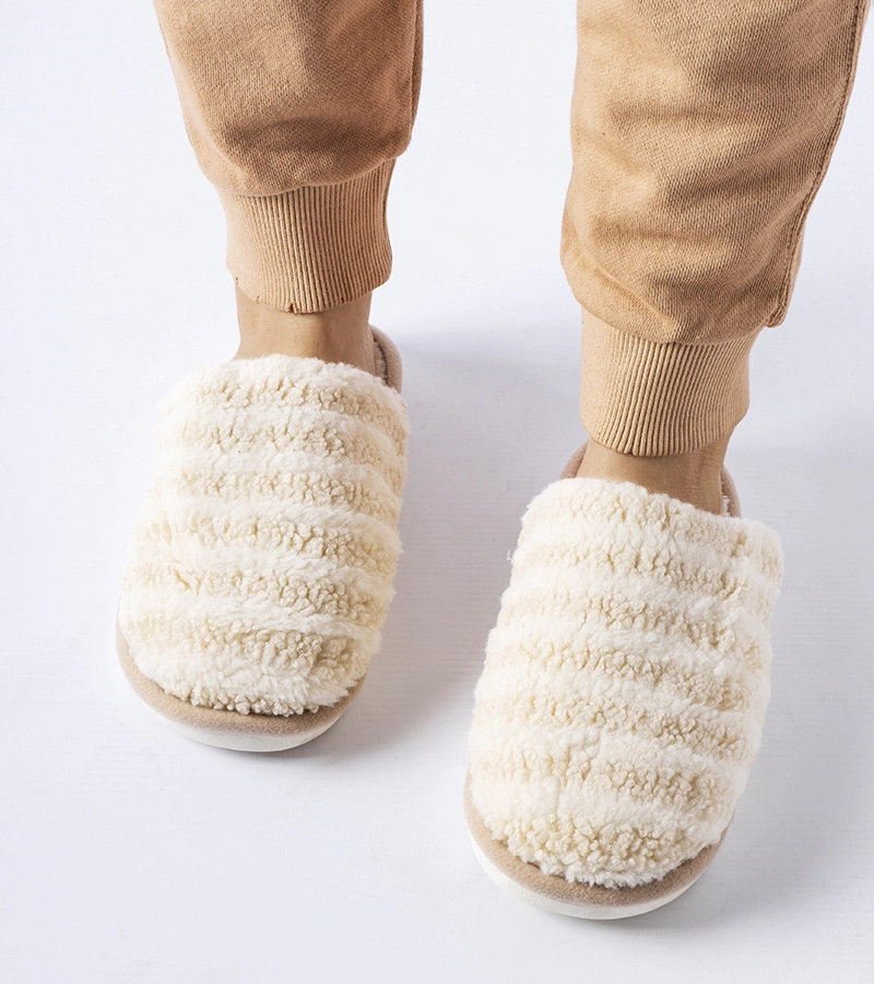 Beżowo-białe ciepłe kapcie w paski Agira