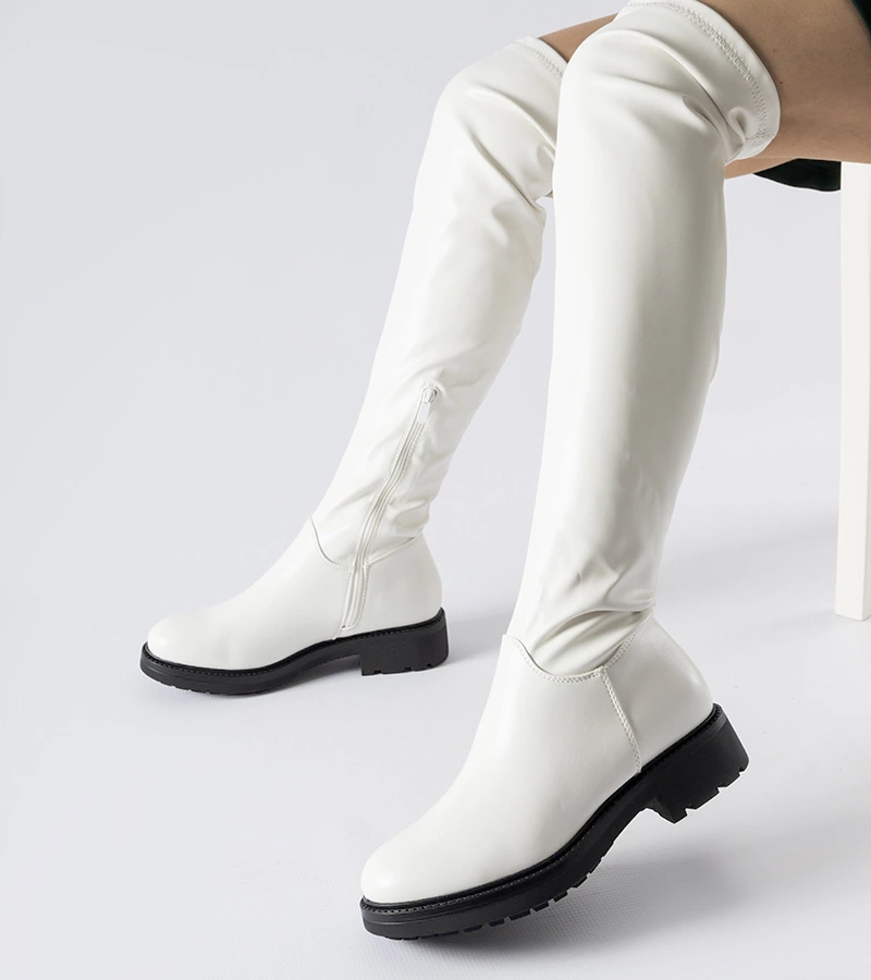 Białe długie kozaki na ciemnej podeszwie Sisson