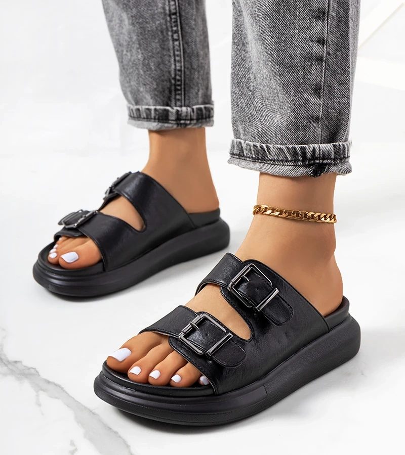 Czarne klapki z klamrami Ageston