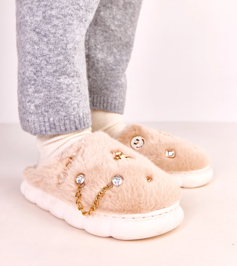 Beżowe zabudowane kapcie z ozdobami Verdugo