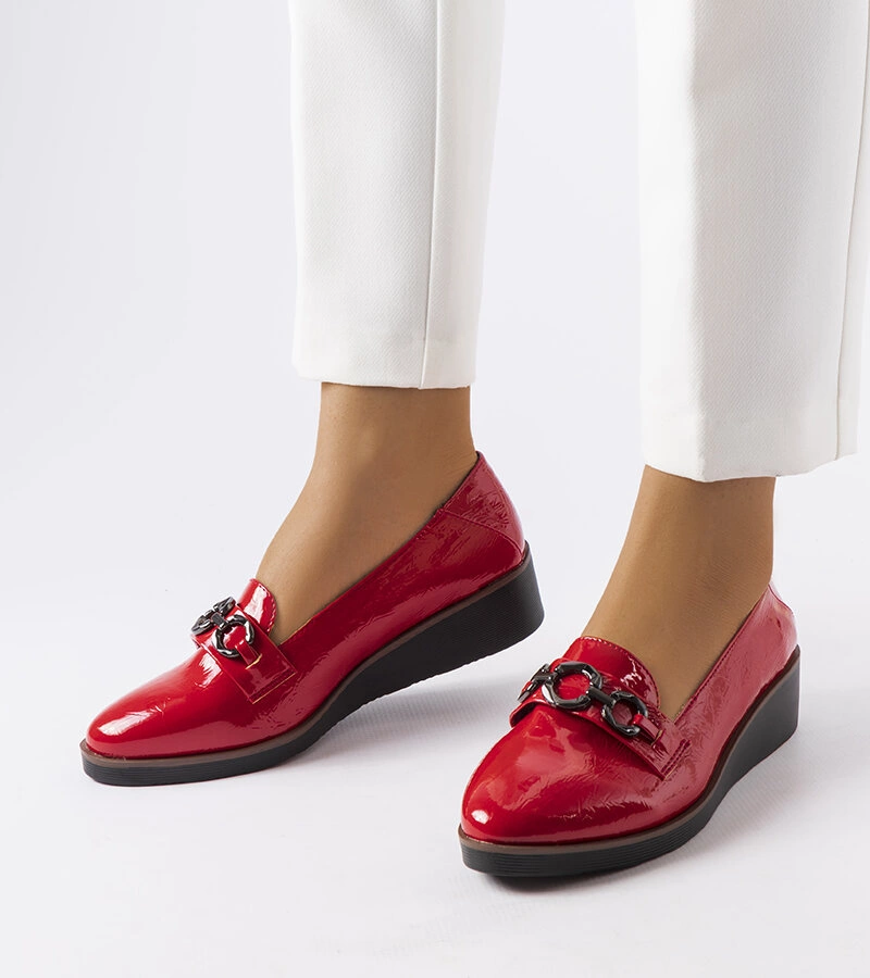 Czerwone lakierowane mokasyny na koturnie Erin