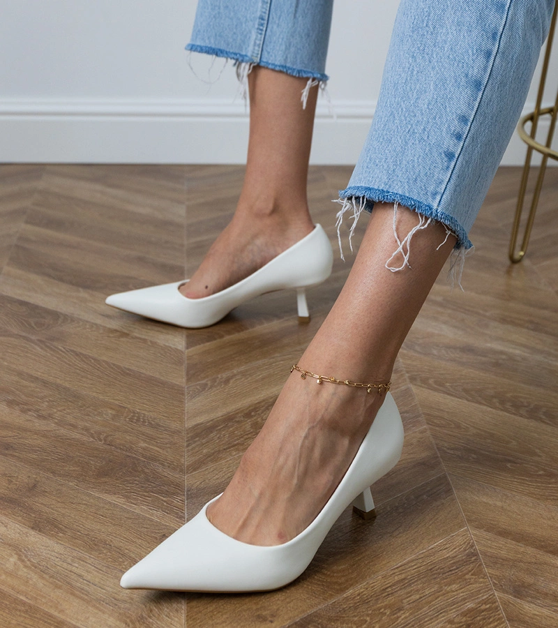 Białe czółenka klasyczne na niskim obcasie Jutas