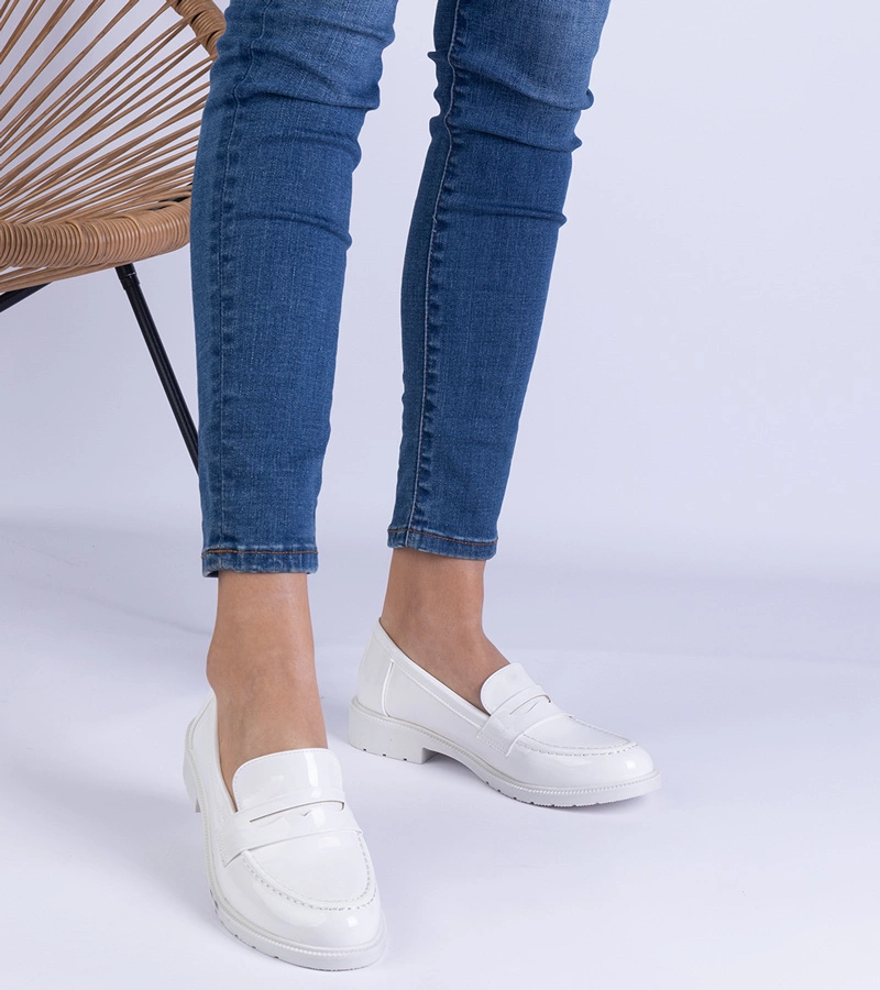 Białe półbuty damskie lakierowane Eledia