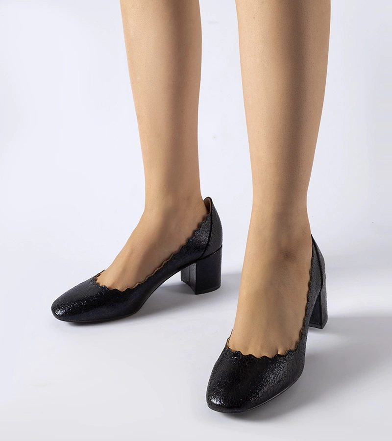 Czarne czółenka na słupku Remanzacco