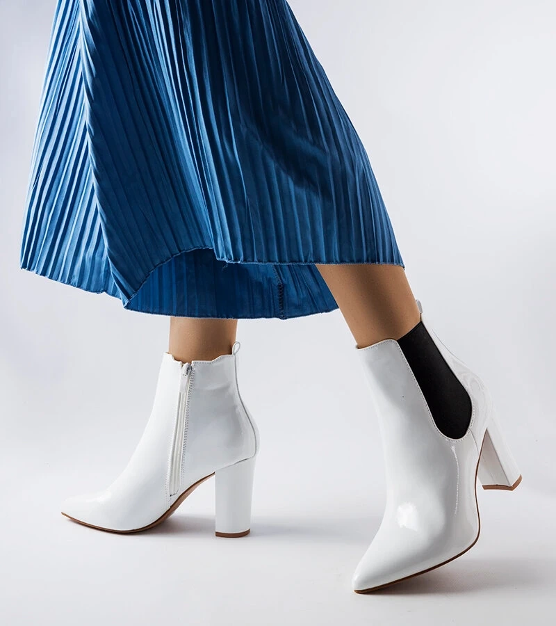 Białe lakierowane botki na słupku Dolli