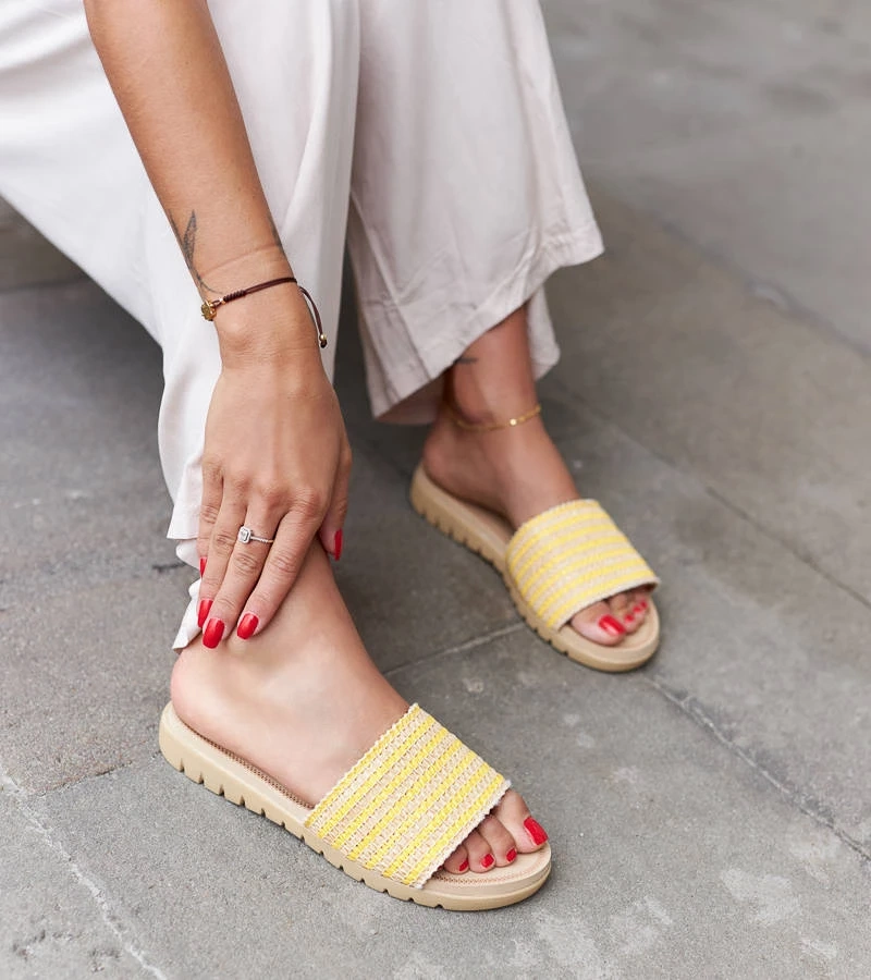 Żółte plecione klapki Capovalle