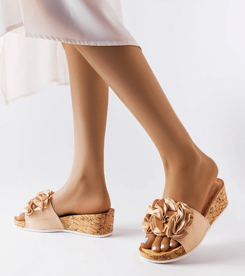 Beżowe klapki na koturnie Estella