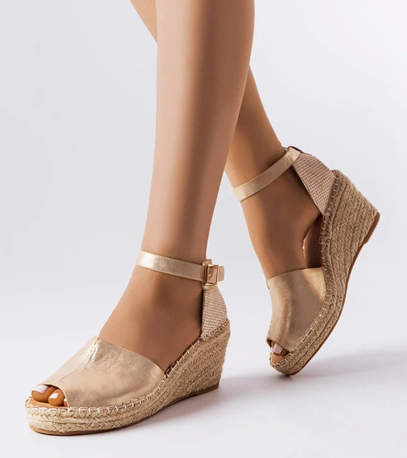 Złote espadryle na koturnie Trails