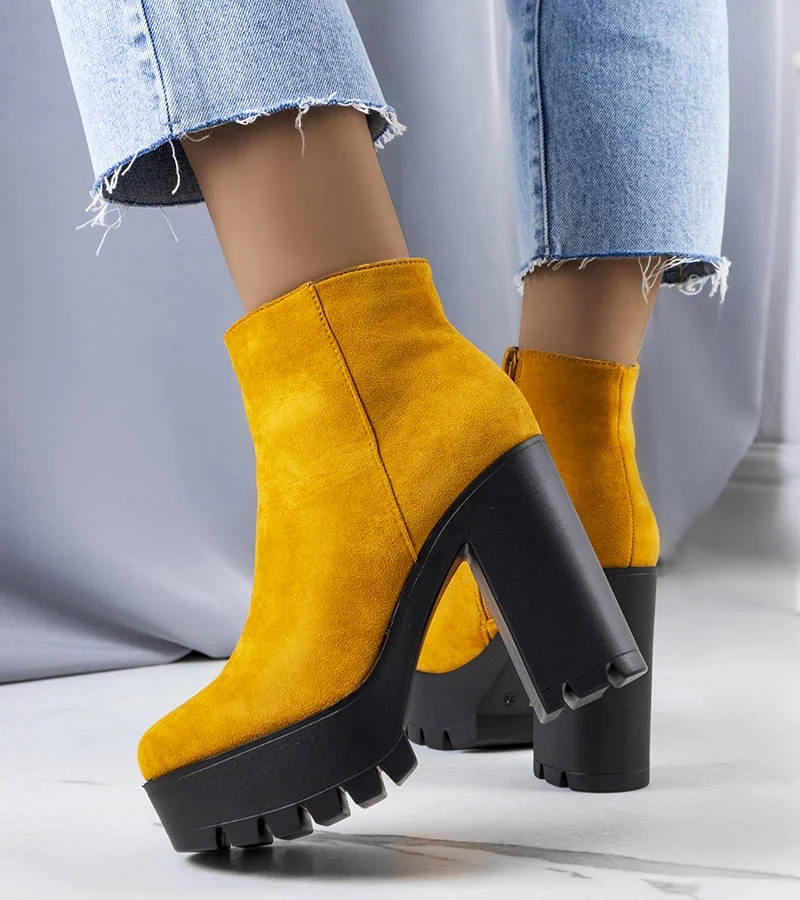 Musztardowe botki na wysokim słupku Raelynn