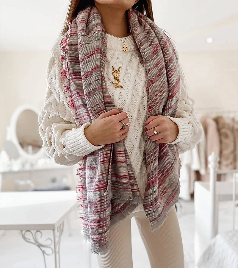 Fioletowy szal Nyomi