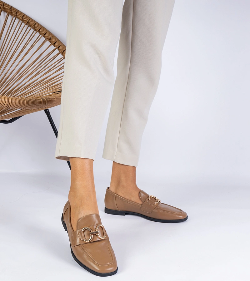 Brązowe damskie mokasyny ze złotą ozdobą Samella