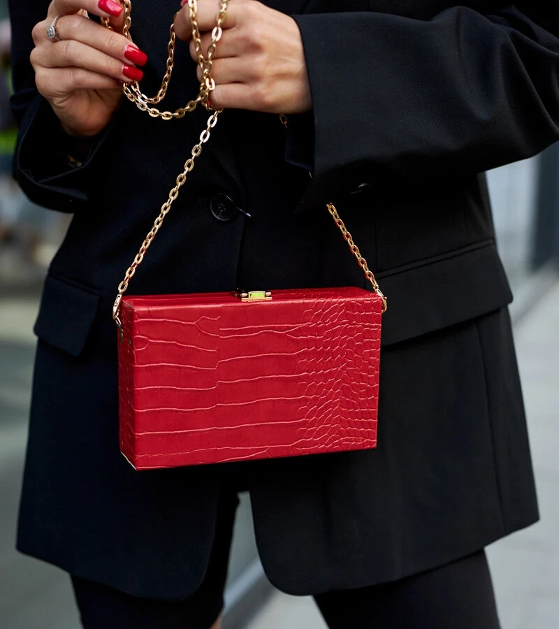 Czerwona torebka typu ,,kuferek'' na łańcuszku Dratche