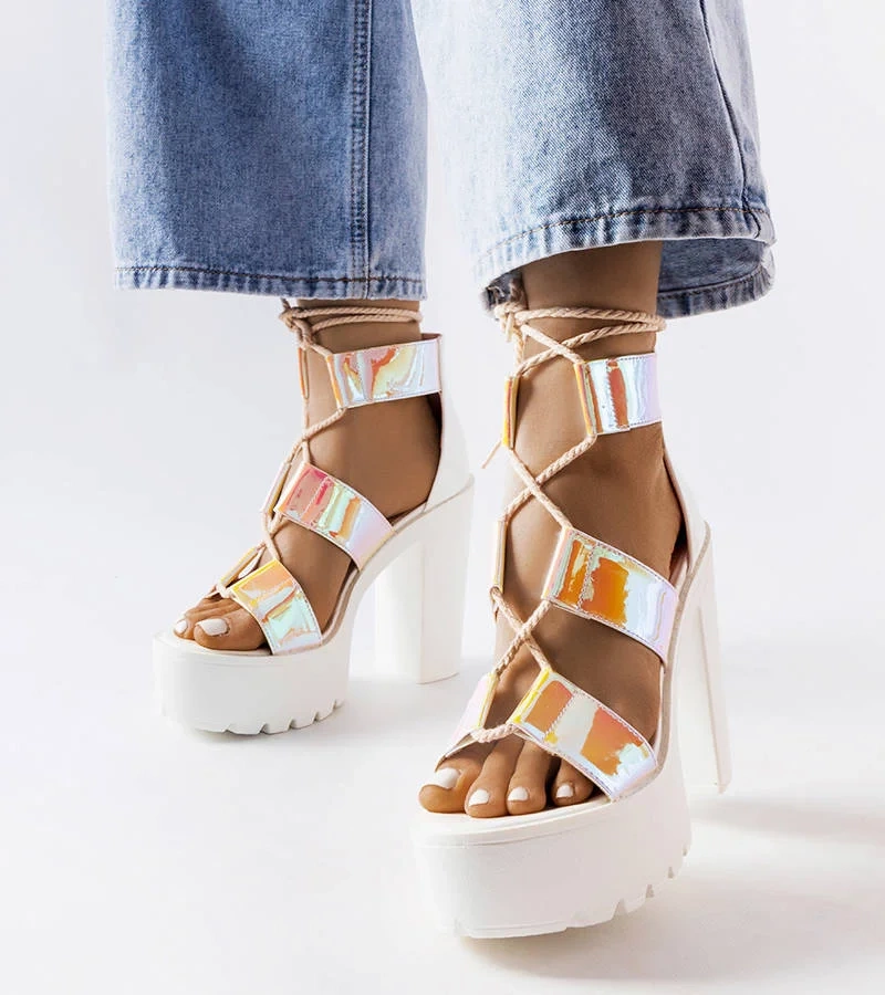 Białe masywne sandały na słupku Katja