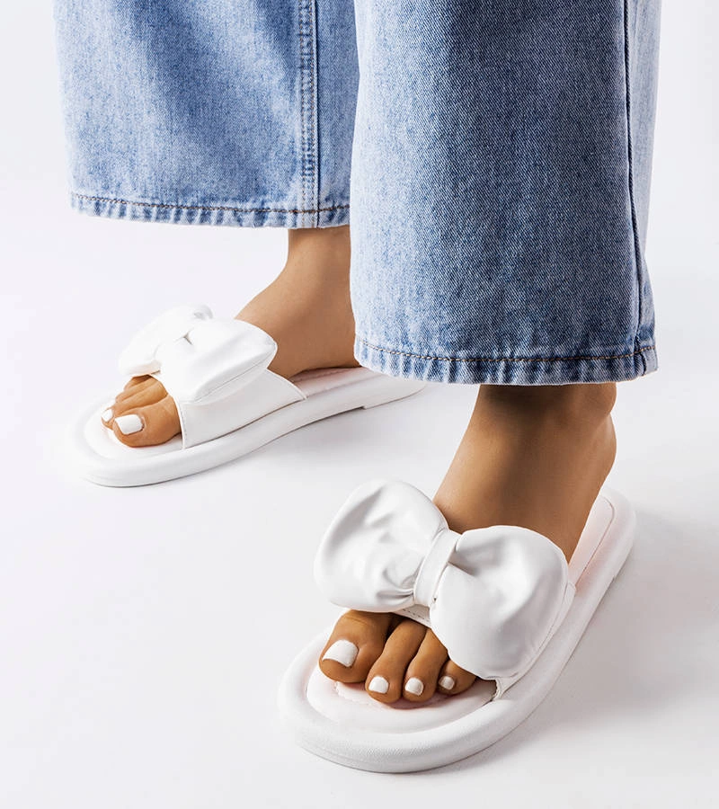 Białe klapki z kokardą Lende