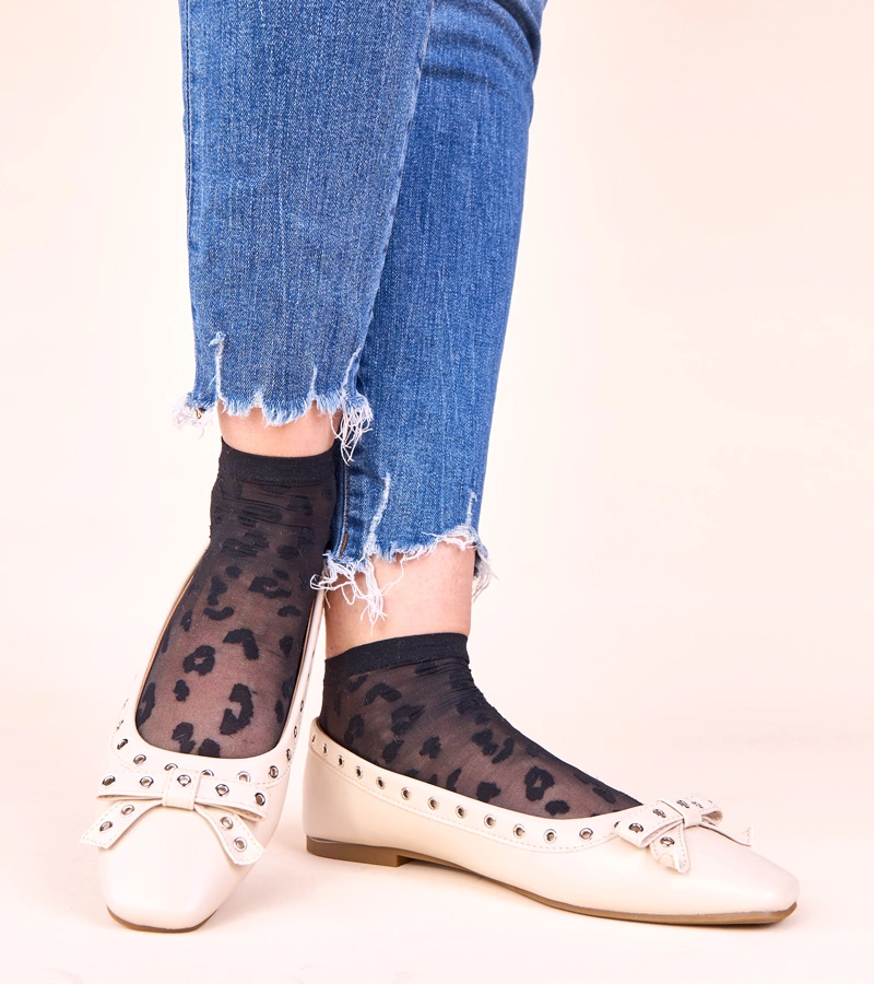 Beżowe baleriny z ozdobnymi oczkami i kokardką Baisa