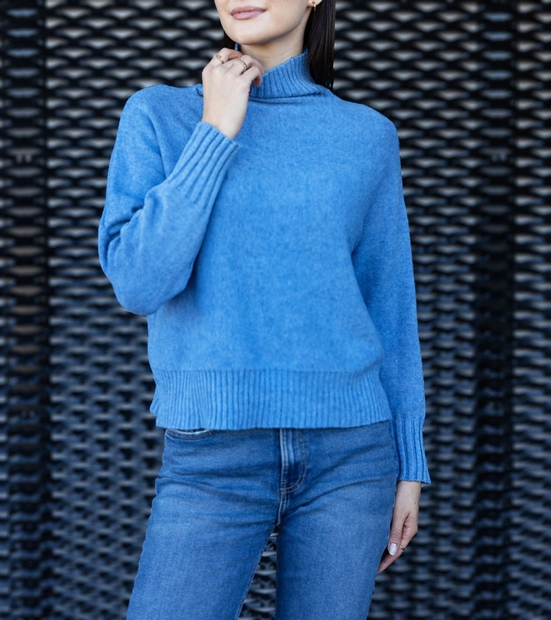 Niebieski golf o luźnym kroju Lukana