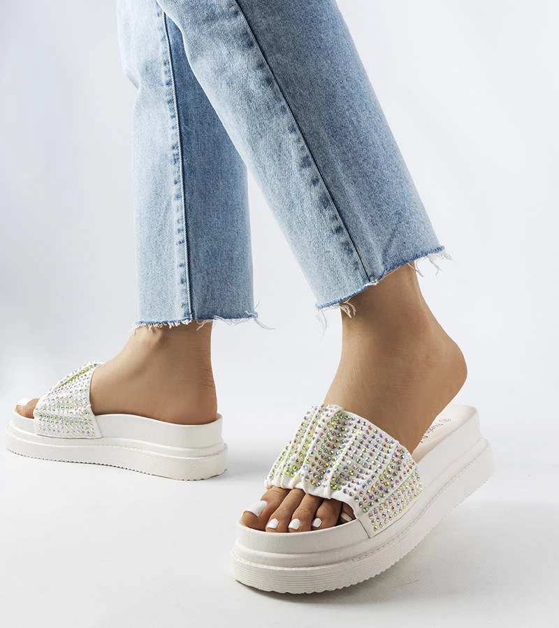 Białe klapki na platformie z cyrkoniami Franet