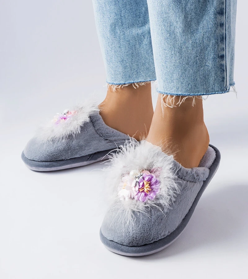 Szare ciepłe kapcie z kwiatkami Moly