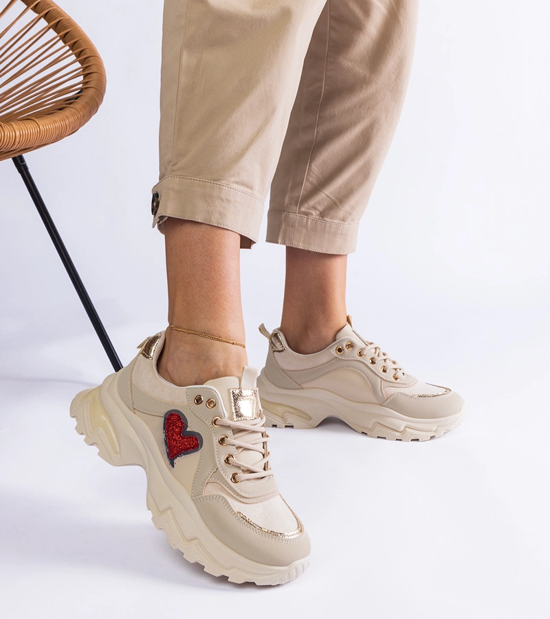 Beżowe sneakersy na platformie z serduszkiem Martineza