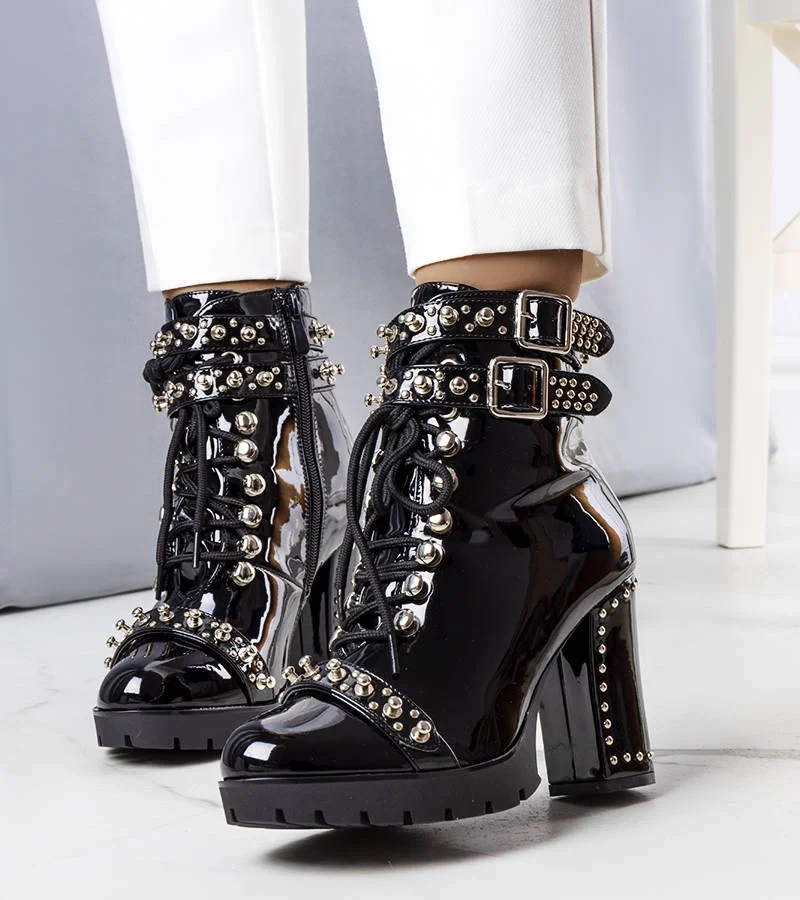 Czarne lakierowane botki na słupku Goyo