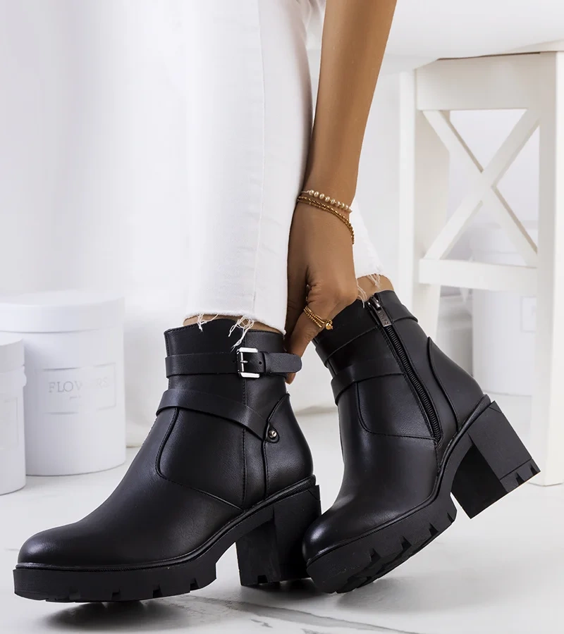 Czarne botki na traktorowej podeszwie Centret