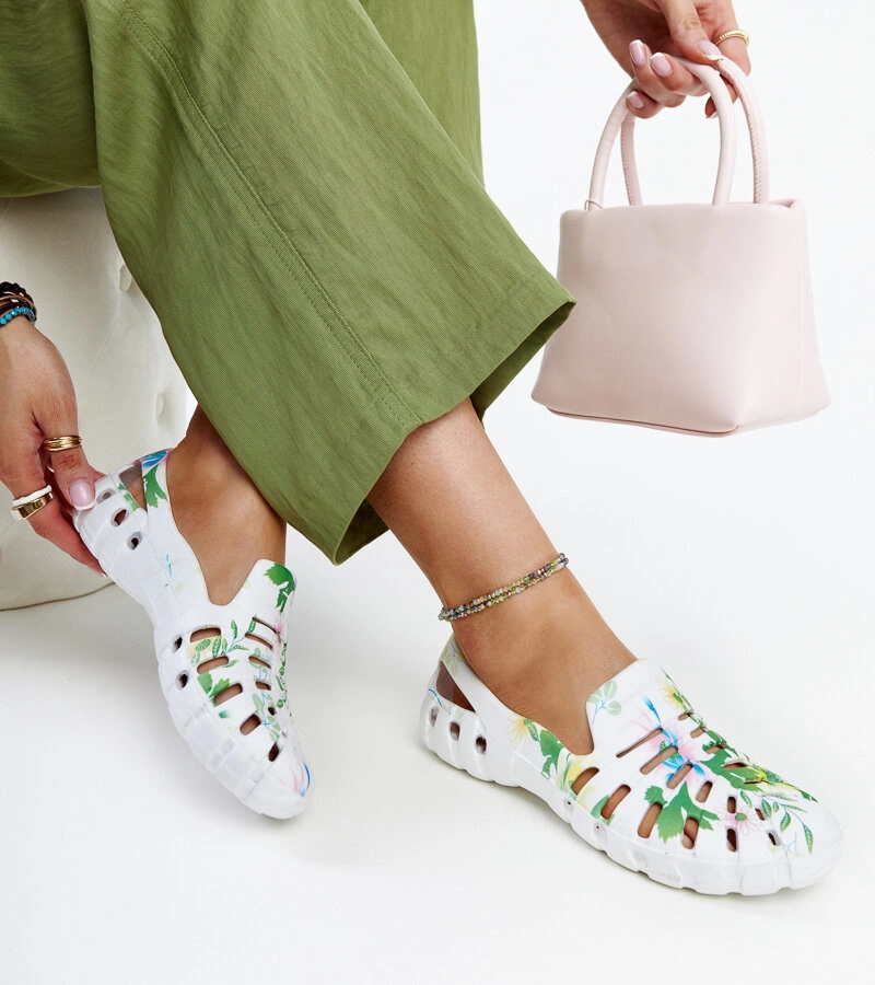 Białe gumowe klapki ze wzorem Eliano