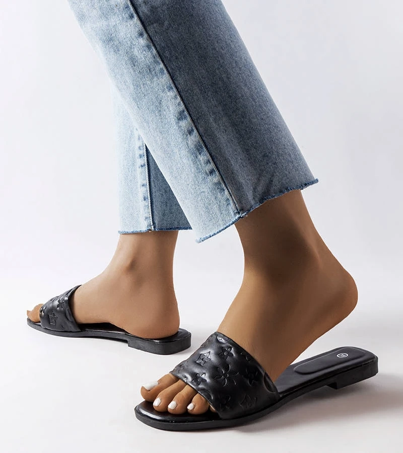 Czarne płaskie klapki Amalie