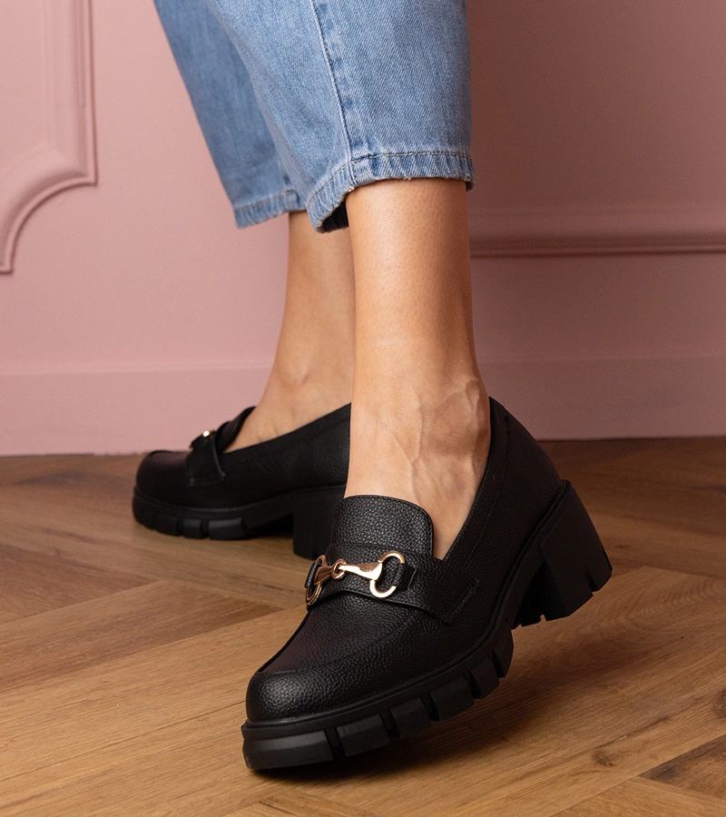 Czarne półbuty na niskim słupku ze złotą ozdobą Marela