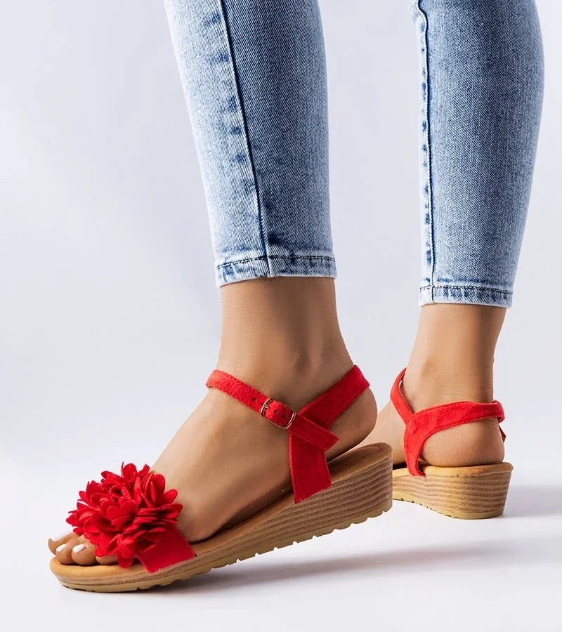 Czerwone sandały na niskiej koturnie Foucault