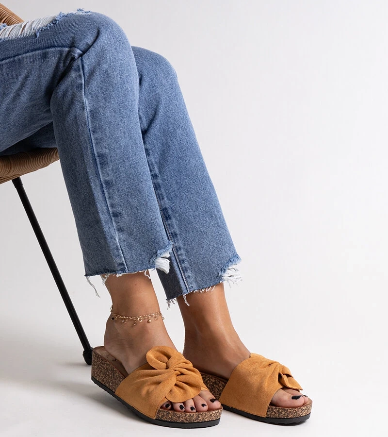 Brązowe klapki na korkowej koturnie Ghaza