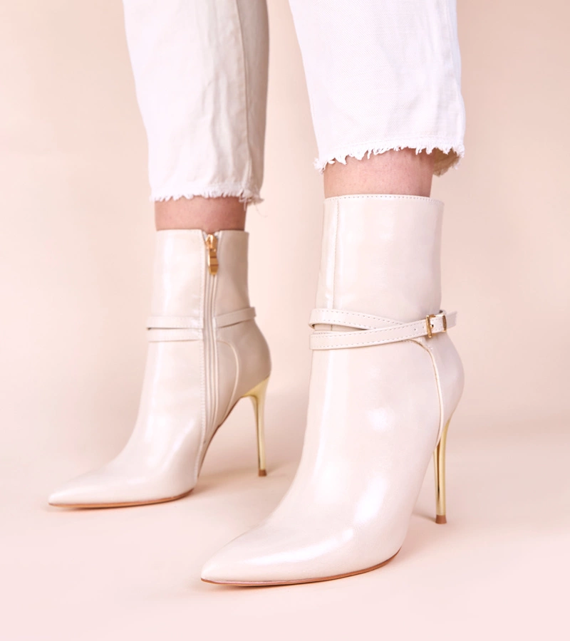 Beżowe botki na złotej szpilce z połyskiem Carmila