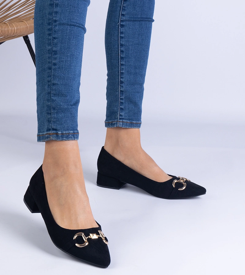 Czarne czółenka z ekozamszu na słupku ze złotą ozdobą Justina