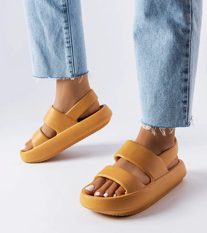 Brązowe klapki typu sandały Salinas