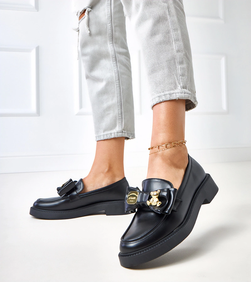 Czarne mokasyny z kokardką i misiem Teriwa