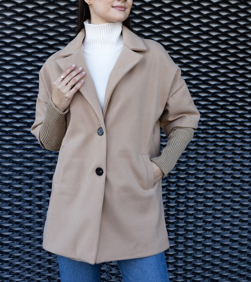 Jasnobrązowy płaszcz ze sweterkowymi rękawami Sameha