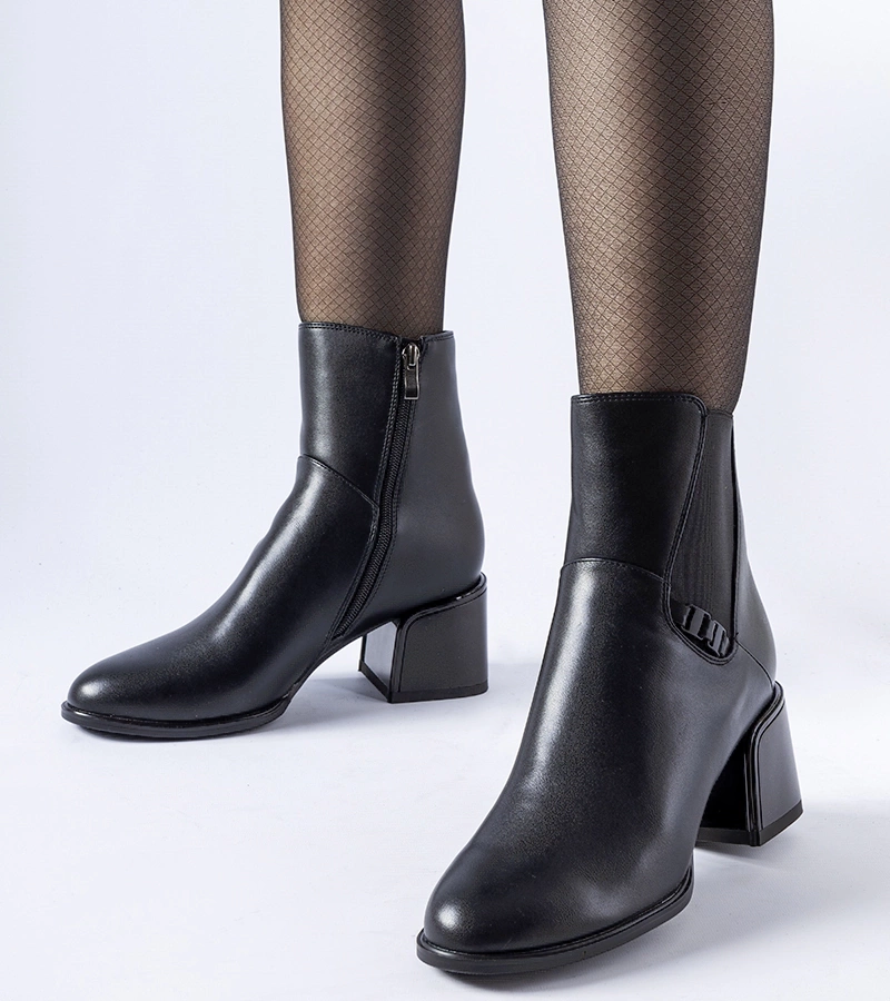 Czarne ocieplane botki na słupku Collobiano