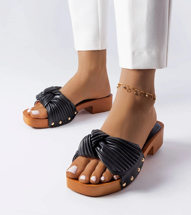 Czarne klapki na niskim słupku Rochefort