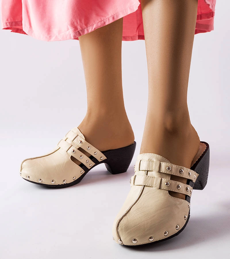 Beżowe klapki typu chodaki Custer