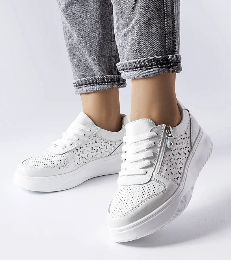 Białe skórzane półbuty zdobione zamkiem Jezzi