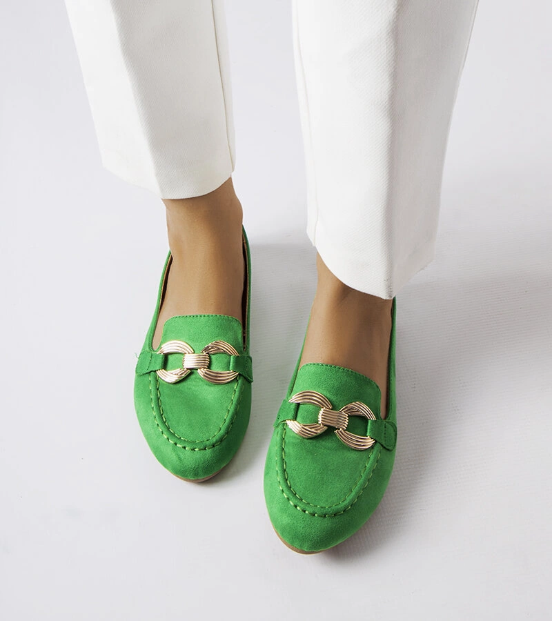 Zielone mokasyny ze złotą klamrą Magliano