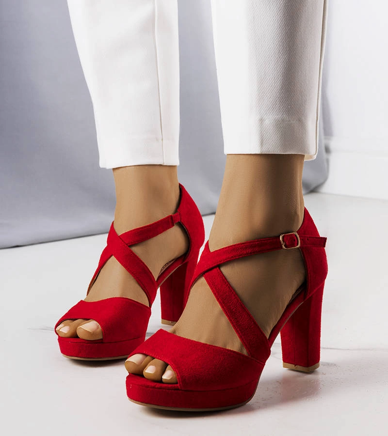 Czerwone sandały na słupku Artemi