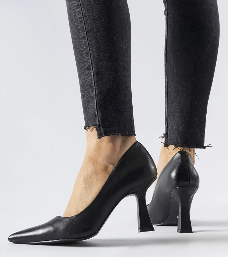 Czarne czółenka na asymetrycznym obcasie Tore