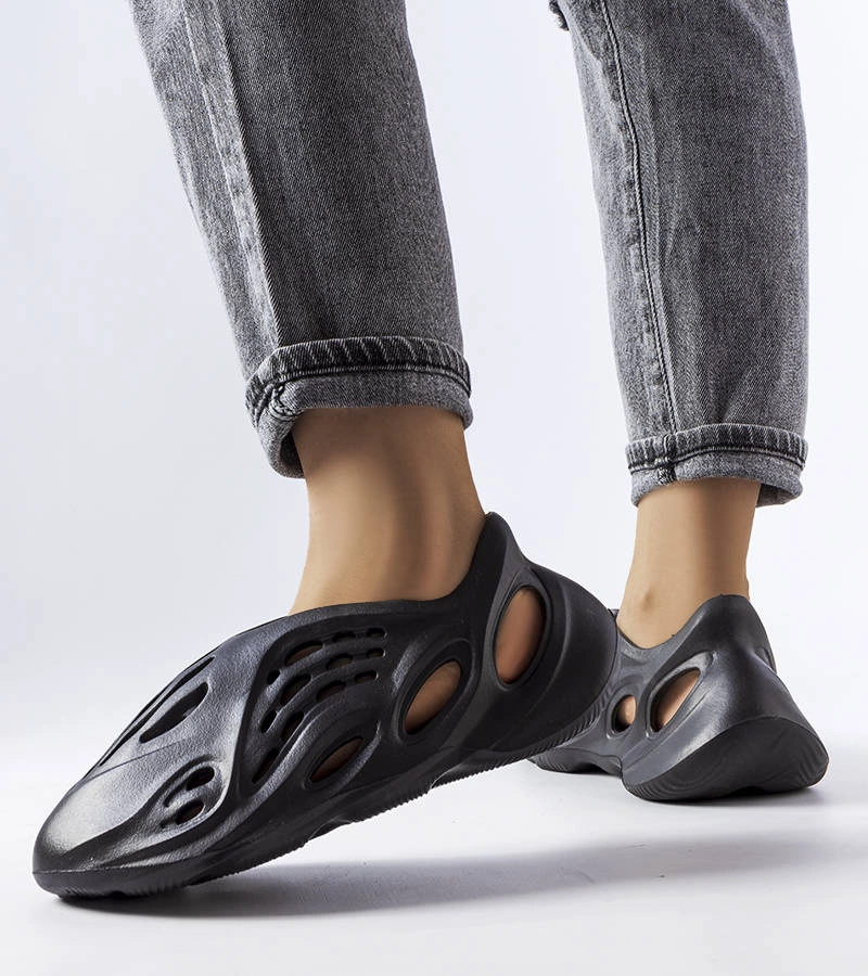 Czarne piankowe klapki Julienne