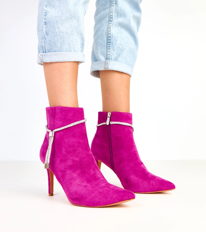 Fioletowe botki na szpilce z ozdobnym łańcuszkiem Ivey