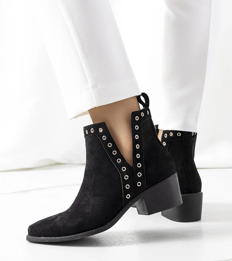 Czarne botki z wycięciami Tyas